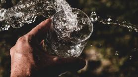 Beber agua nos ayuda a hidratarnos en una ola de calor. Unsplash