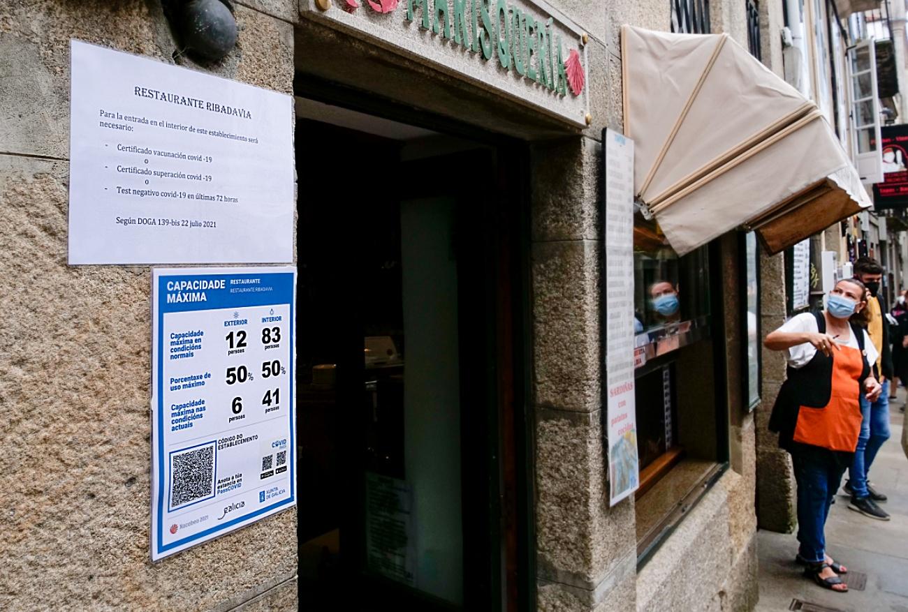 Imagen de un restaurante compostelano con la hoja informativa de las restricciones establecidas por la Orden de la Xunta que ahora el empresarios han recurrido ante el TSXG (Foto: Europa Press).