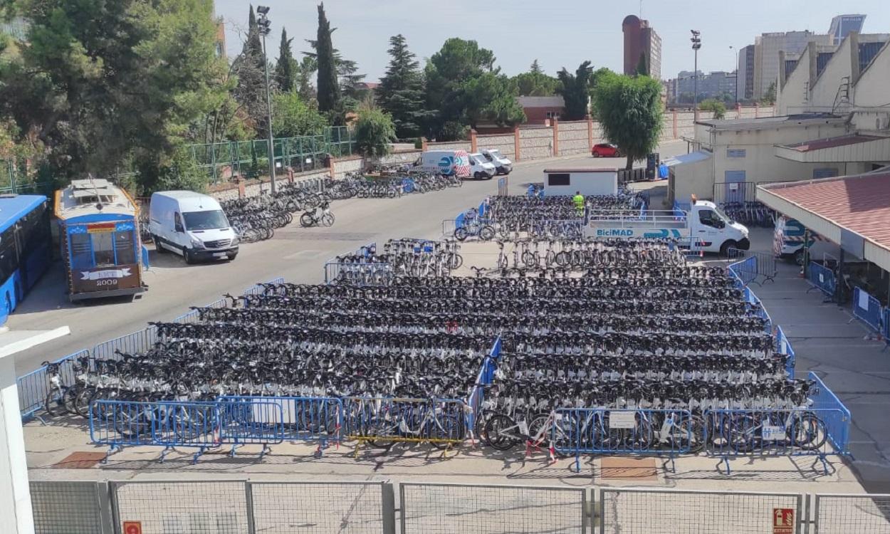 Una de las bases de la EMT, llena de bicicletas de BiciMAD estropeadas tras el abandono del PP. Twitter