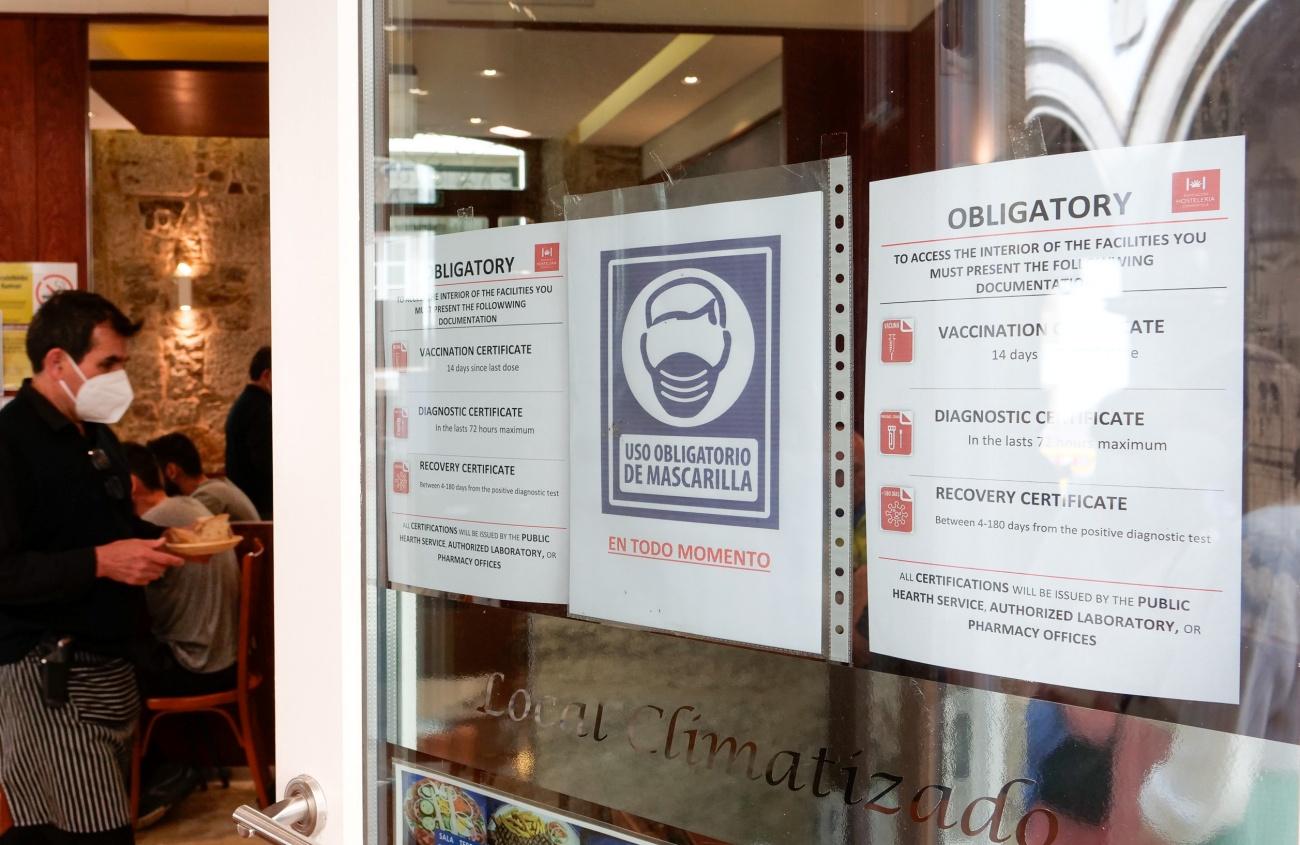 Cartel en un restaurante gallego con la exigencia del certificado Covid que, desde hoy, ya no será obligatorio (Foto: Europa Press).