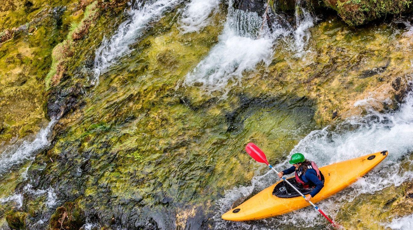 El Parque Natural del Alto Tajo en Guadalajara es único, donde existen varios tramos navegables en piraguade distintos niveles de dificultad, desde el turismo náutico a las aguas bravas, con tramos accesibles a todo. © Turismo de Castilla-La Mancha / David Blázquez