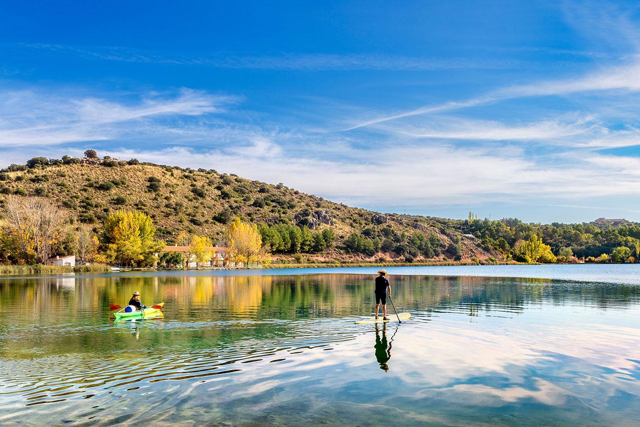 Las Lagunas de Ruidera constituyen un paraje de gran belleza con singularidades paisajísticas y geológicas, localizado en  Castilla La Mancha, en los límites de las provincias de Ciudad Real y Albacete. © Turismo de Castilla-La Mancha / David Blázquez