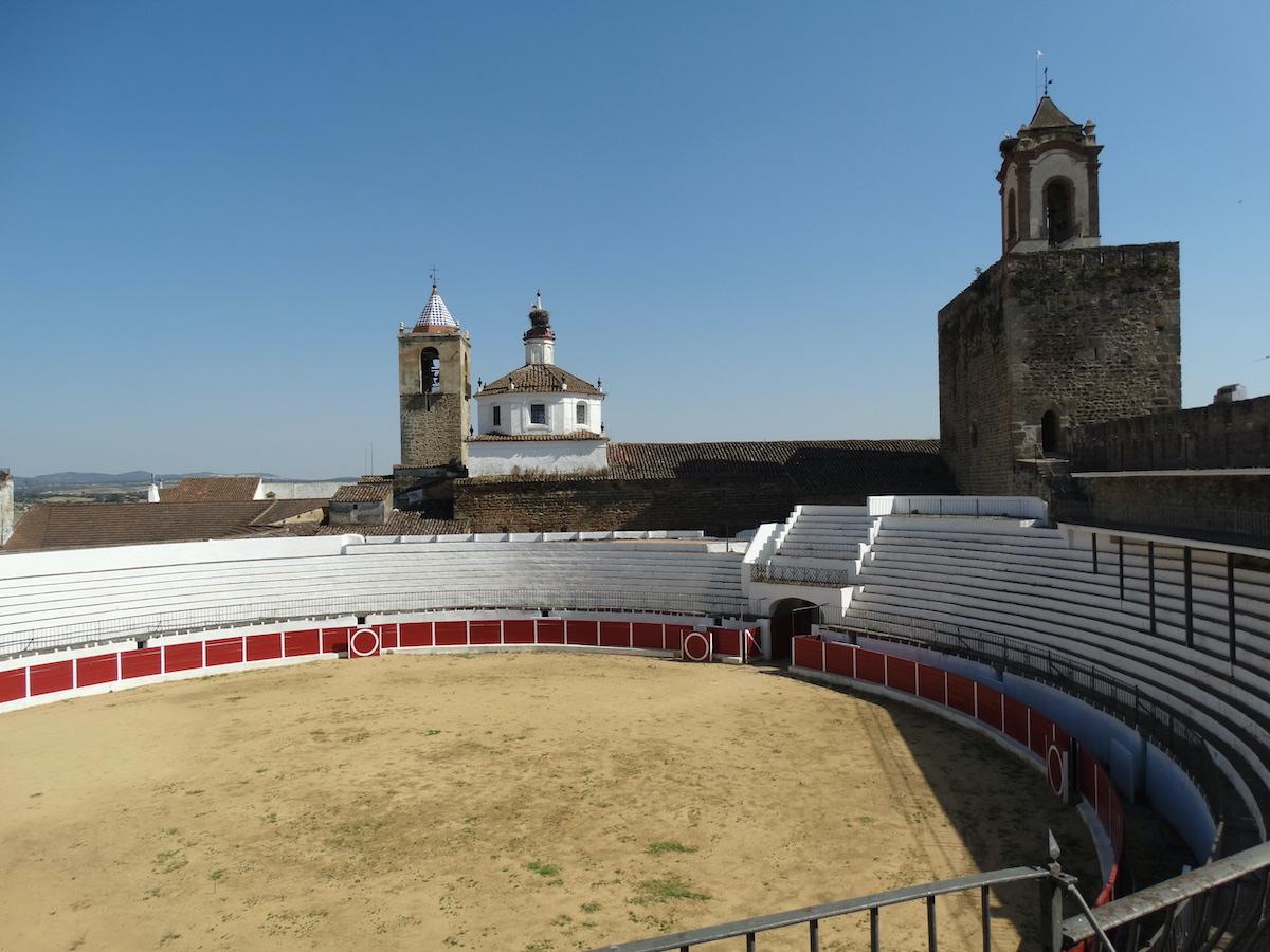 Plaza de toros dentro del castillo templario de Fregenal de la Sierra ©LeequidMagazine Plaza de toros dentro del castillo templario de Fregenal de la Sierra ©LeequidMagazine