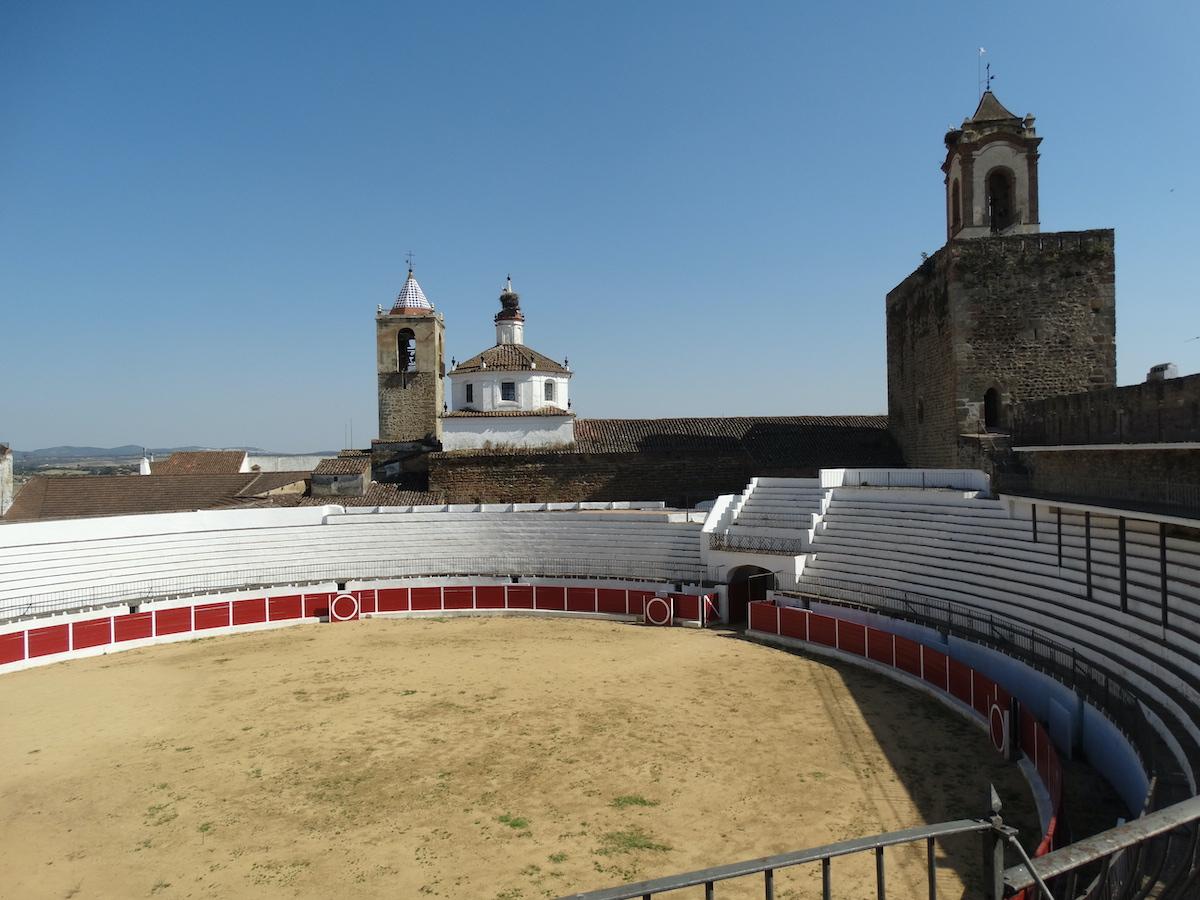 Plaza de toros dentro del castillo templario de Fregenal de la Sierra ©LeequidMagazine