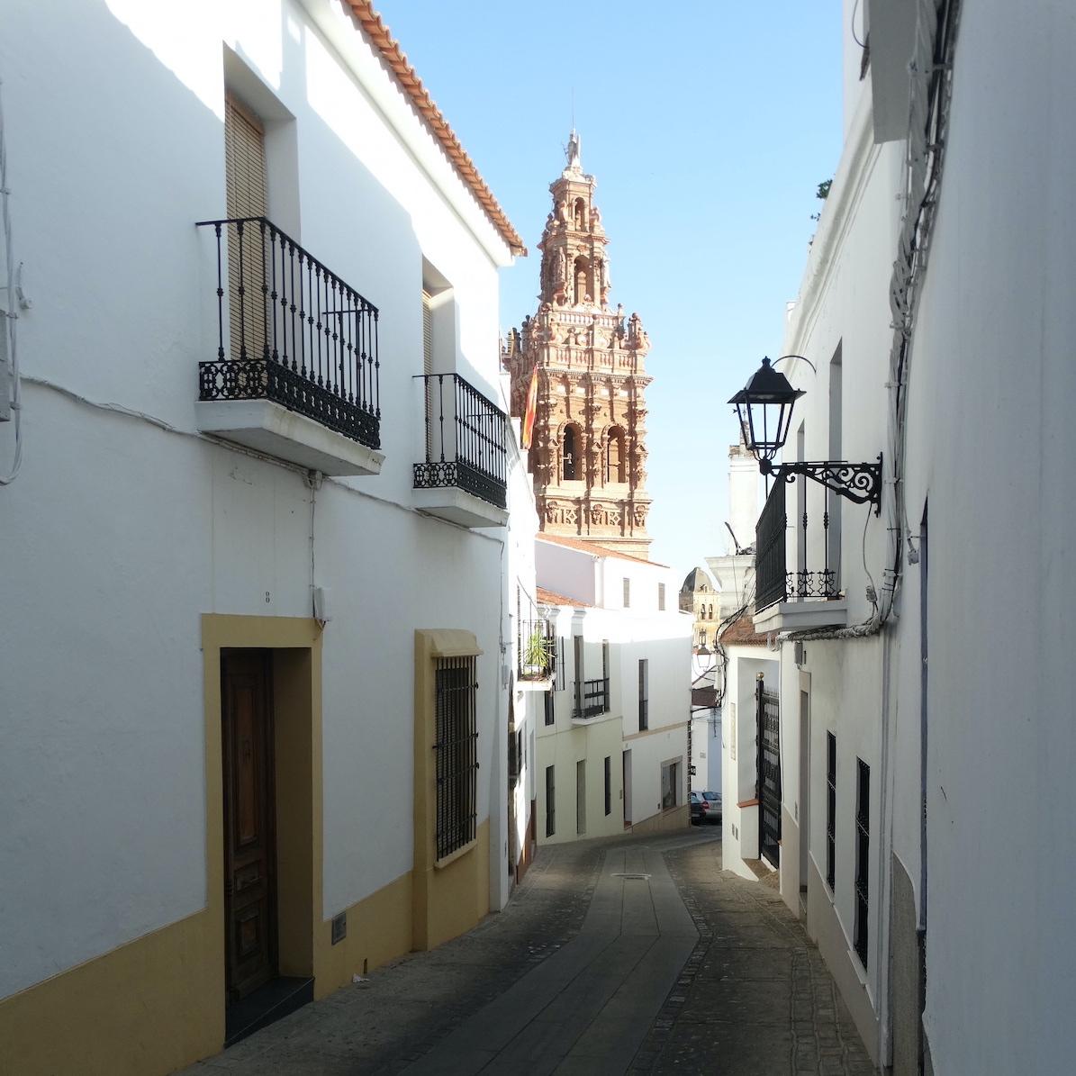 Torre y calle en Jeres de los Caballeros (Badajoz) ©LeequidMagazine
