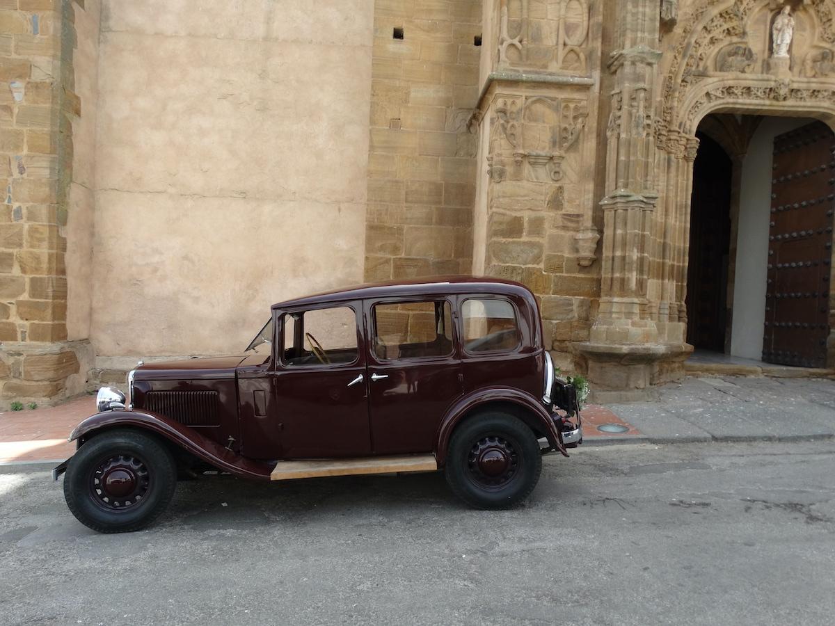 Un coche clásico espera en una boda en Azuaga (Badajoz) ©LeequidMagazine