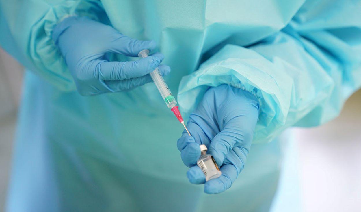 Preparación de una vacuna contra el Covid para ser administrada.