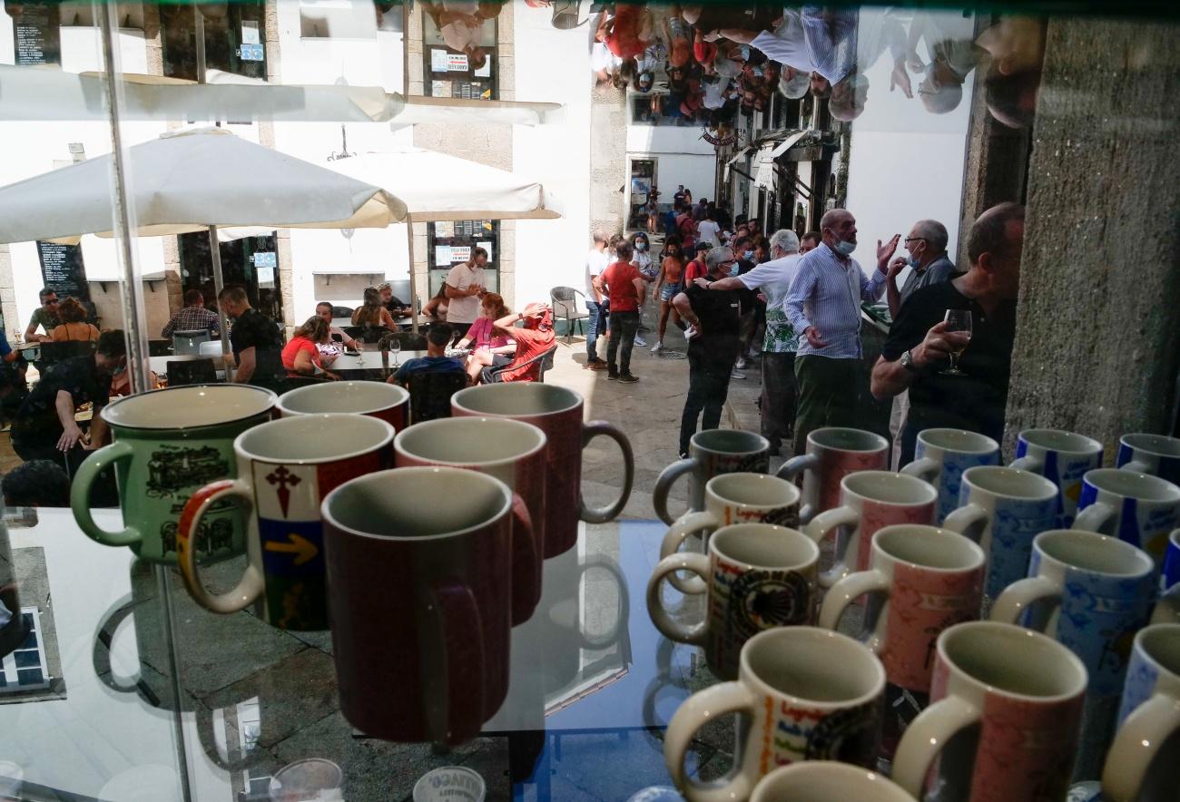 Imagen de ayer jueves, día en que el TSXG dejó sin vigencia el certificado Covid, de una terraza de Santiago de Compostela (Foto: Europa Press). 