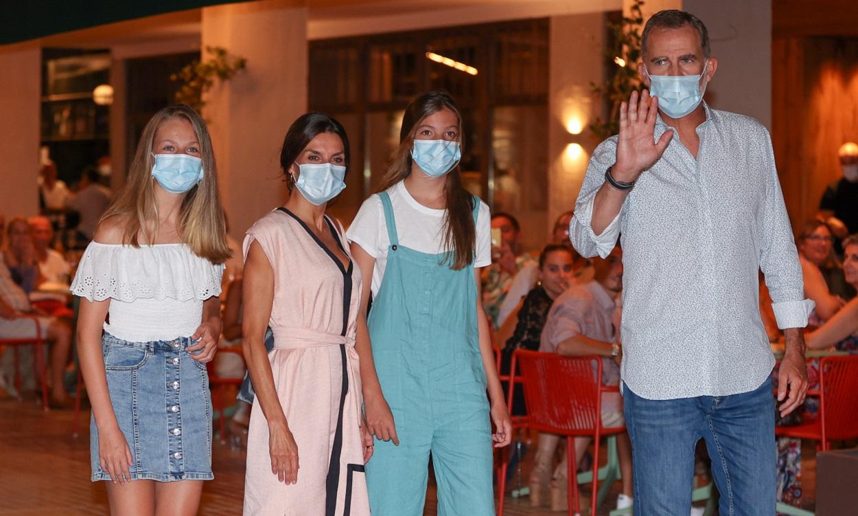 Los Reyes Felipe  y Letizia y sus hijas, la princesa Leonor y la Infanta Sofía en Palma, el 10 de agosto de 2021. EP