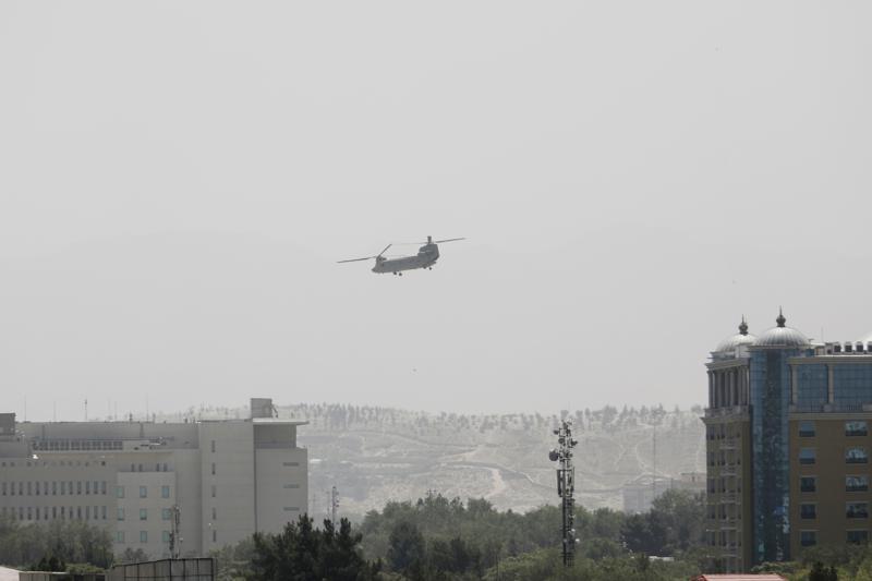 Un helicóptero de Estados Unidos vuela cerca de la embajada en Kabul, Afganistán. Fotografía AP