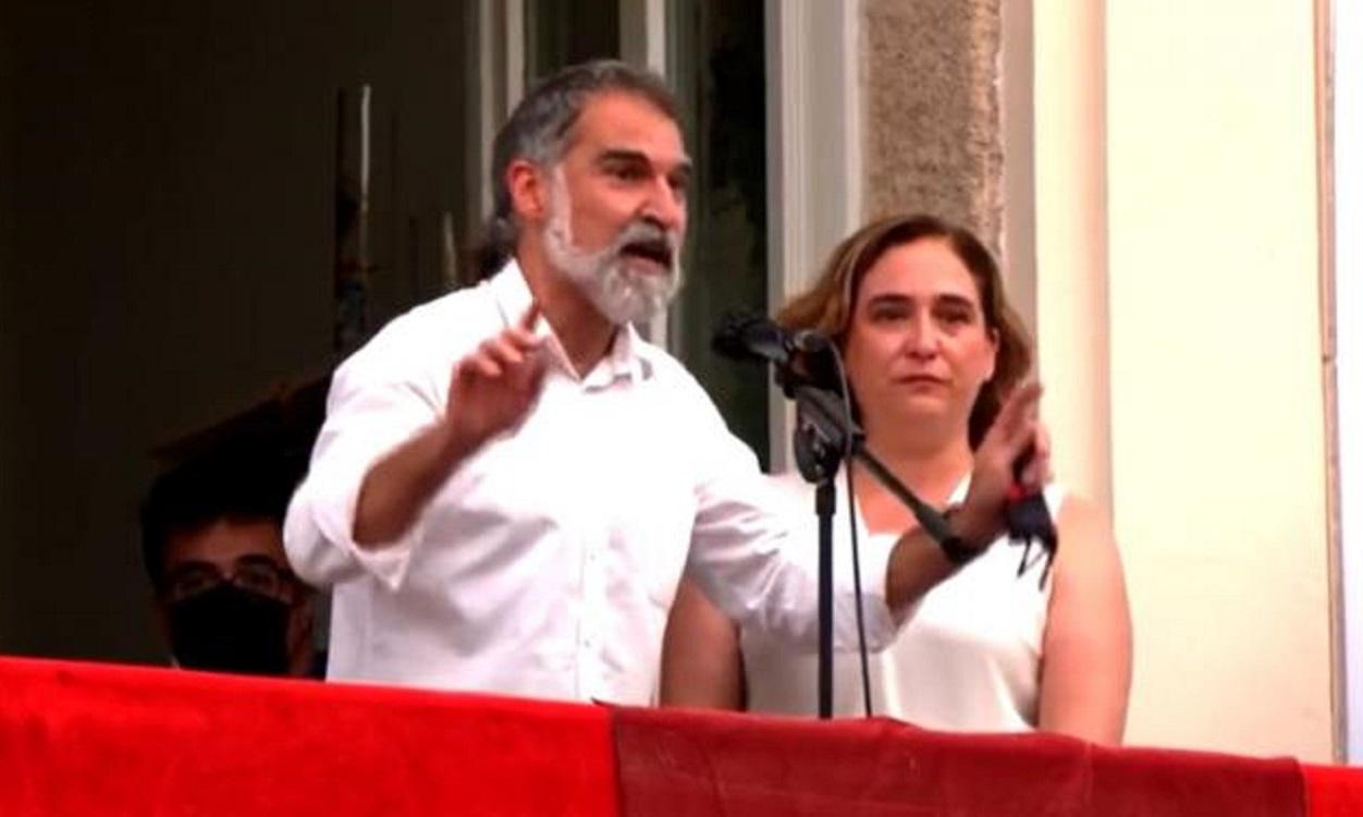 Momento en el que abuchean a Ada Colau, junto a Jordi Cuixart,  durante el pregón de las Fiestas de Gracia de Barcelona. Twitter