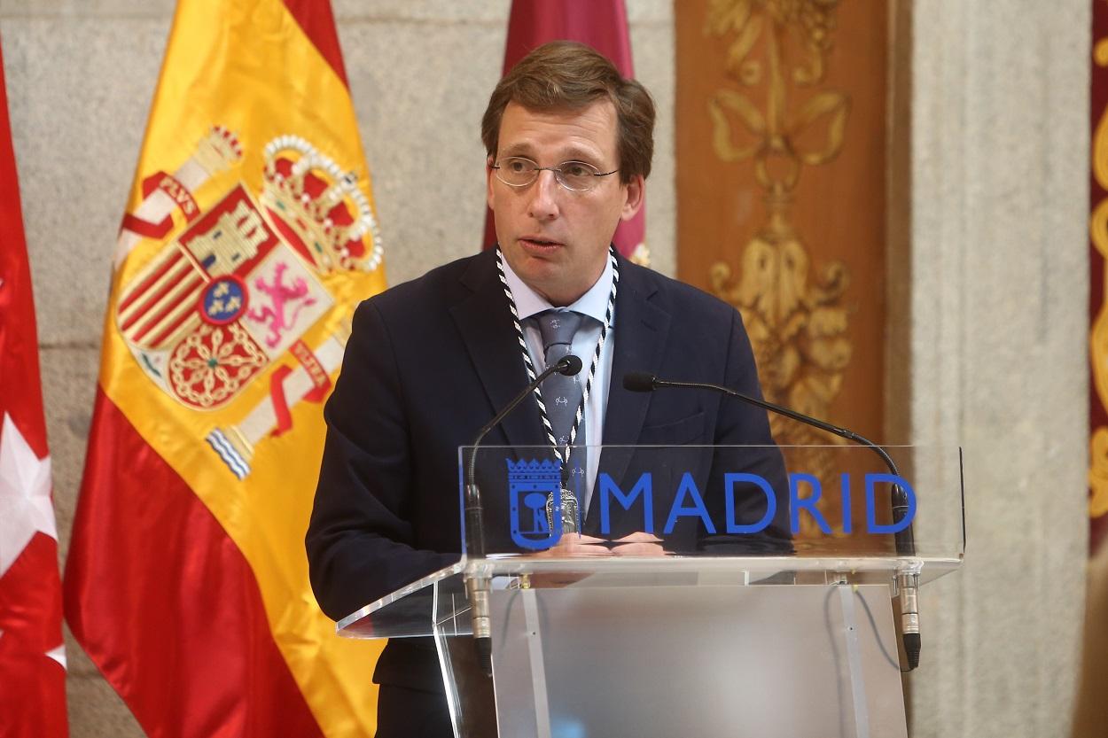 El alcalde de Madrid, José Luis Martínez Almeida, pide a la virgen de La Paloma que se acabe la pandemia durante la ceremonia de entrega de las Palomas de Bronce. EP
