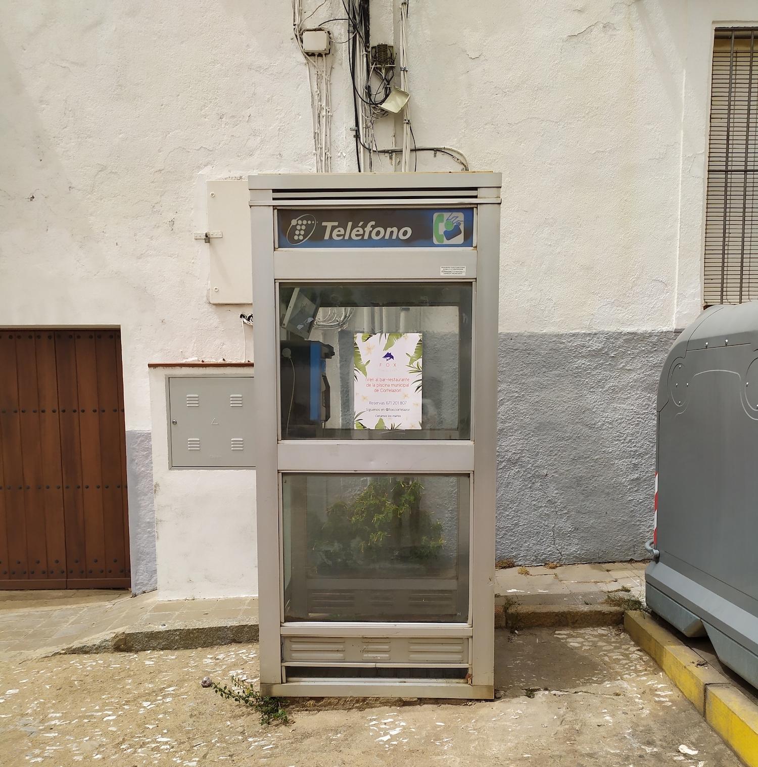 Unancabina de teléfonos en Aracena (Huelva) ©Leequid Magazine
