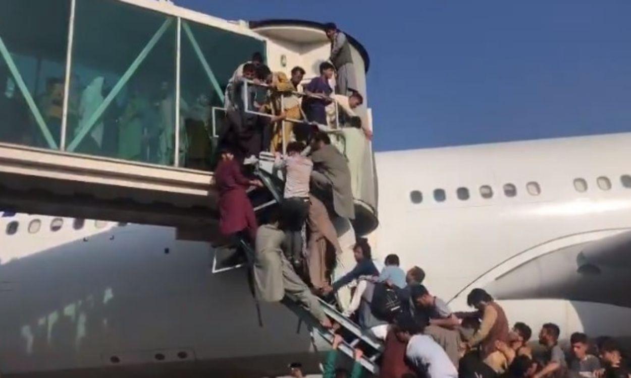 Civiles afganos tratan de subir a un avión en el aeropuerto de Kabul -  Twitter