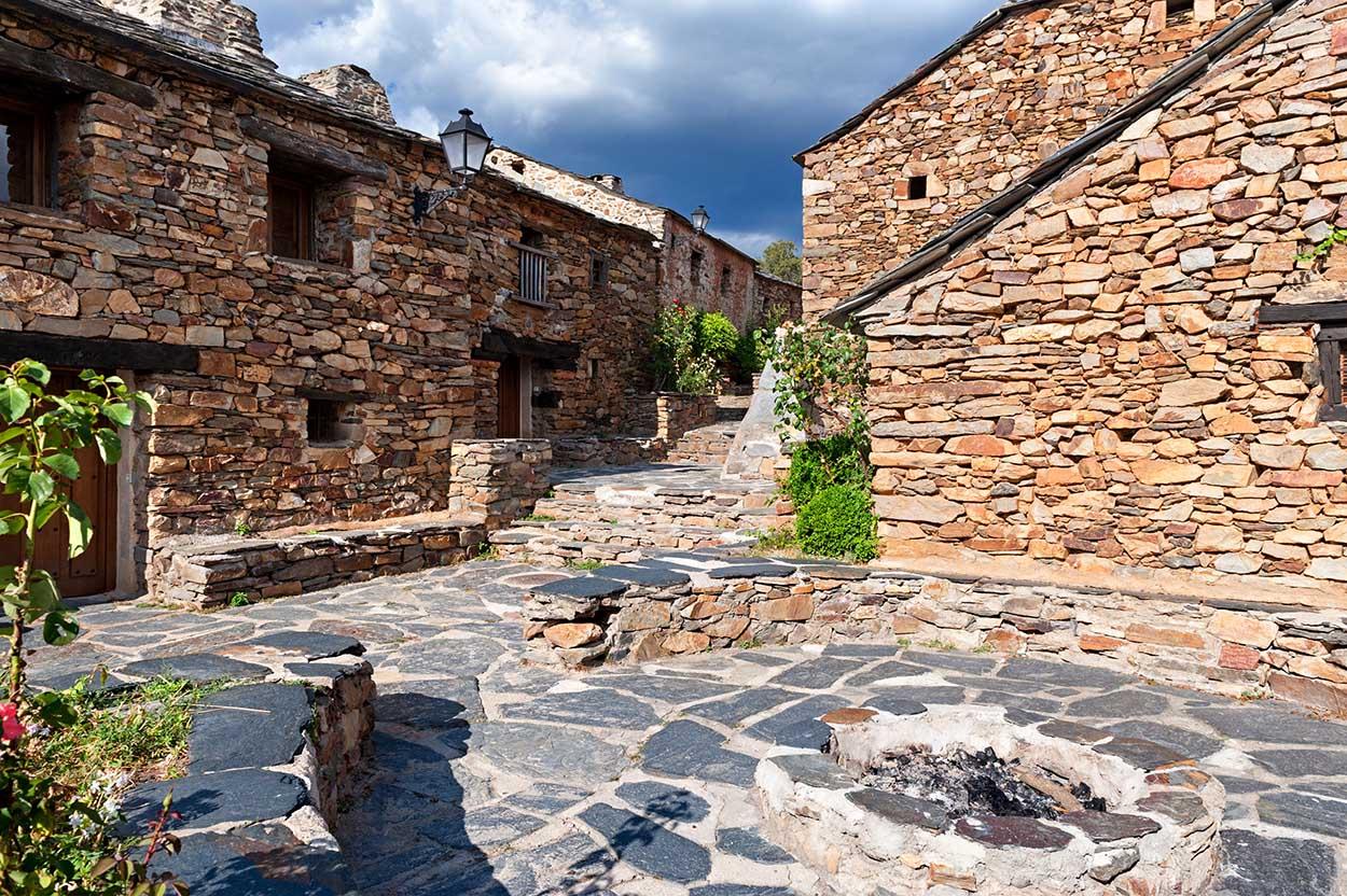 Umbralejo, en las estribaciones de la Sierra de Ayllón, es uno de los pueblos de la arquitectura negra, reconstruido en los últimos años y conservado con gran gusto y acierto. © Turismo de Castilla-La Mancha / David Blázquez