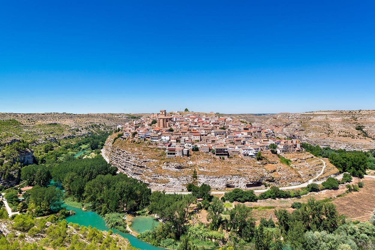 Jorquera se erige sobre un meandro y sus edificaciones se integran en la roca de forma natural. © Turismo de Castilla-La Mancha / David Blázquez