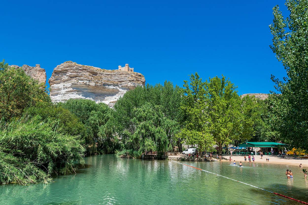 Si quieres darte buen remojón, en Alcalá del Júcar hay una espectacular playa a orillas del río. “© Turismo de Castilla-La Mancha / David Blázquez