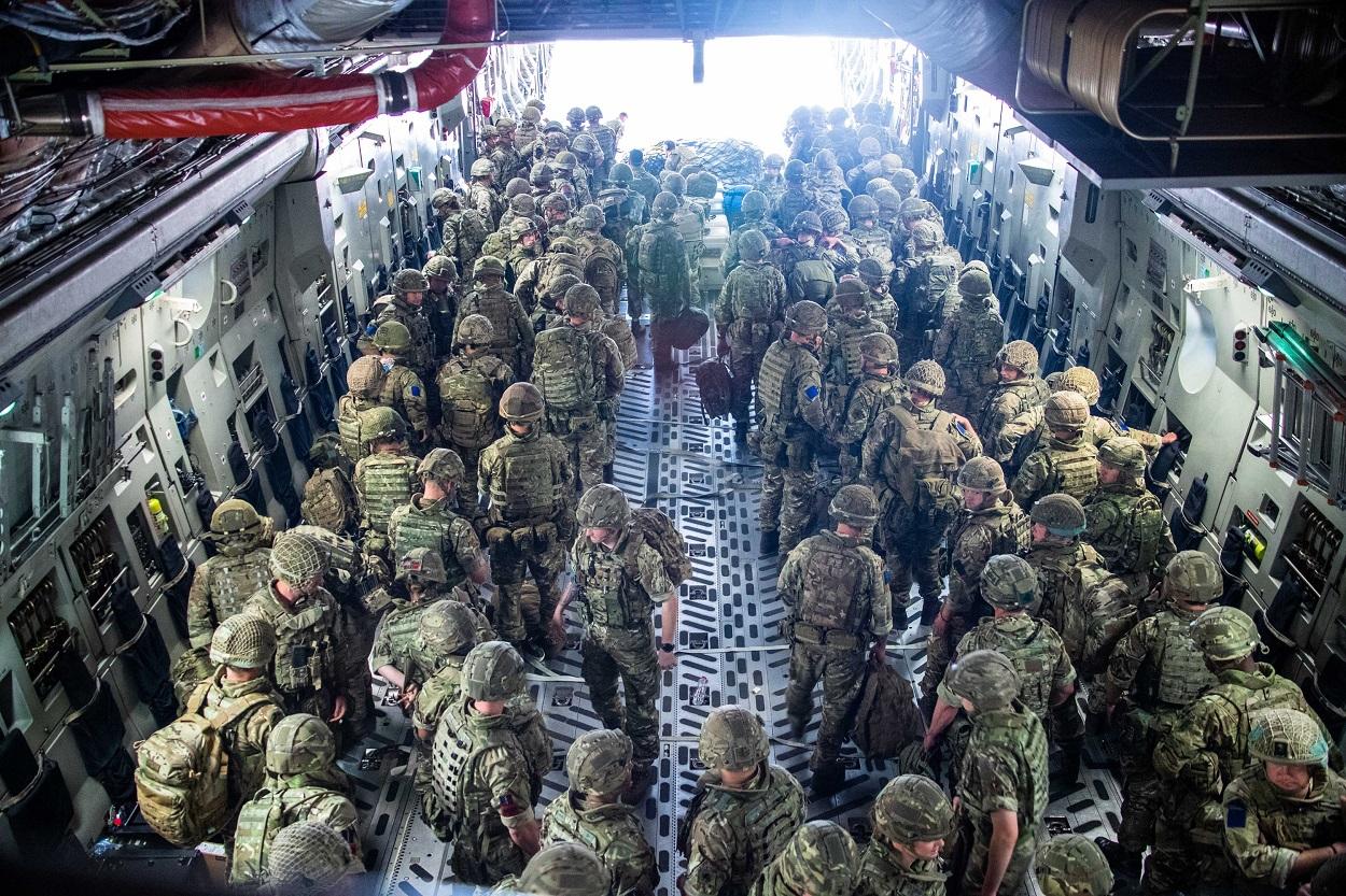 Miembros de la 16 Air Assault Brigade aterrizan en Afganistán para evacuar a los británicos residentes en Kabul. EP.