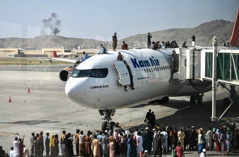 Ciudadanos afganos en el aeropuerto de Kabul (AFP)