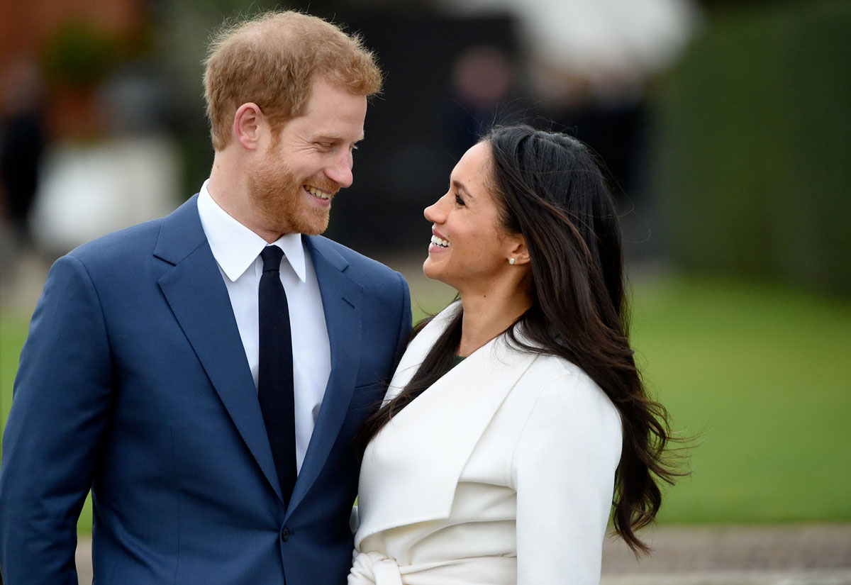 El príncipe Enrique de Inglaterra posa junto a su prometida, la actriz estadounidense Meghan Markle, tras anunciar su compromiso - EFE