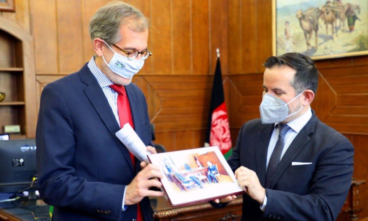 El embajador de la UE en Afganistán junto al gobernador del Banco Central de Afganistán -  Twitter