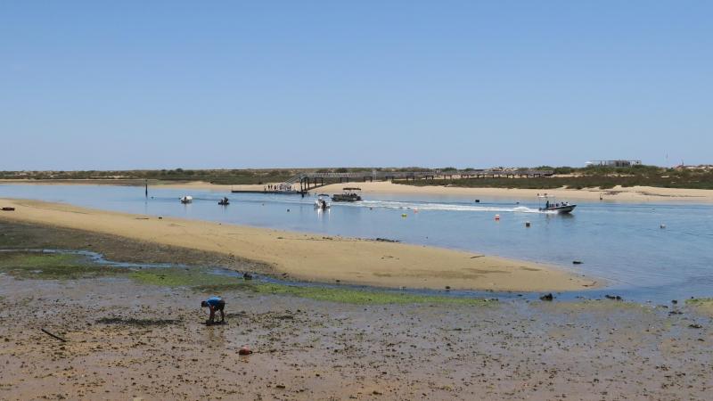 Para llegar a la playa de Tavira tendrás que tomar un barquito ©Leequid Magazine