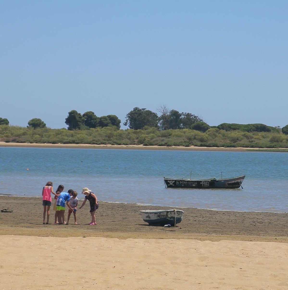 Niños jugando en la ría de El Rompido ©Leequid Magazine