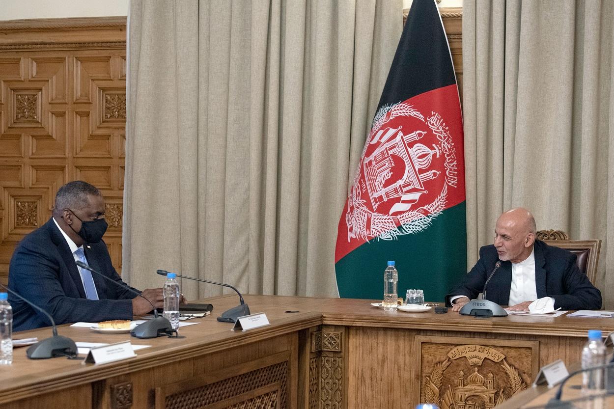 Ashraf Ghani con el secretario de defensa de EEUU.