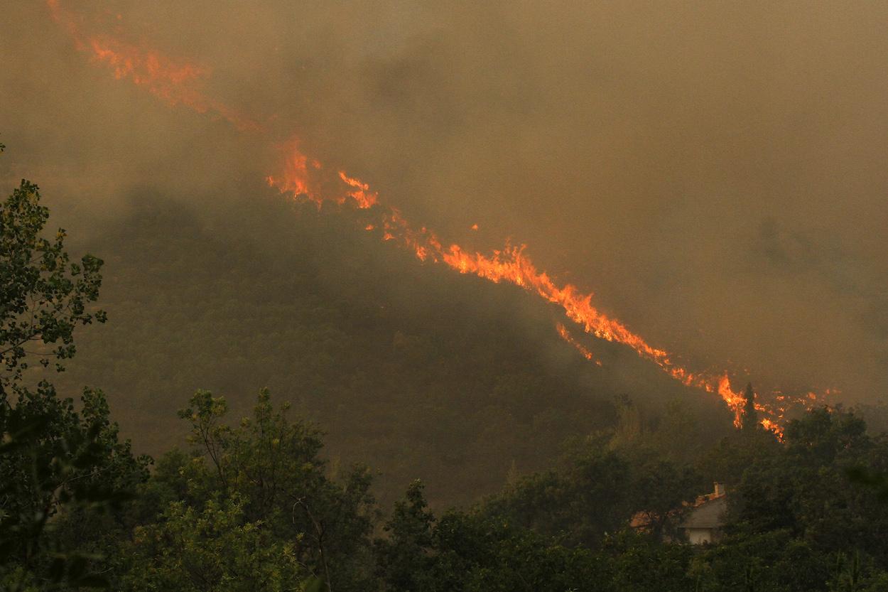 El incendio en Ávila continúa activo. Europa Press