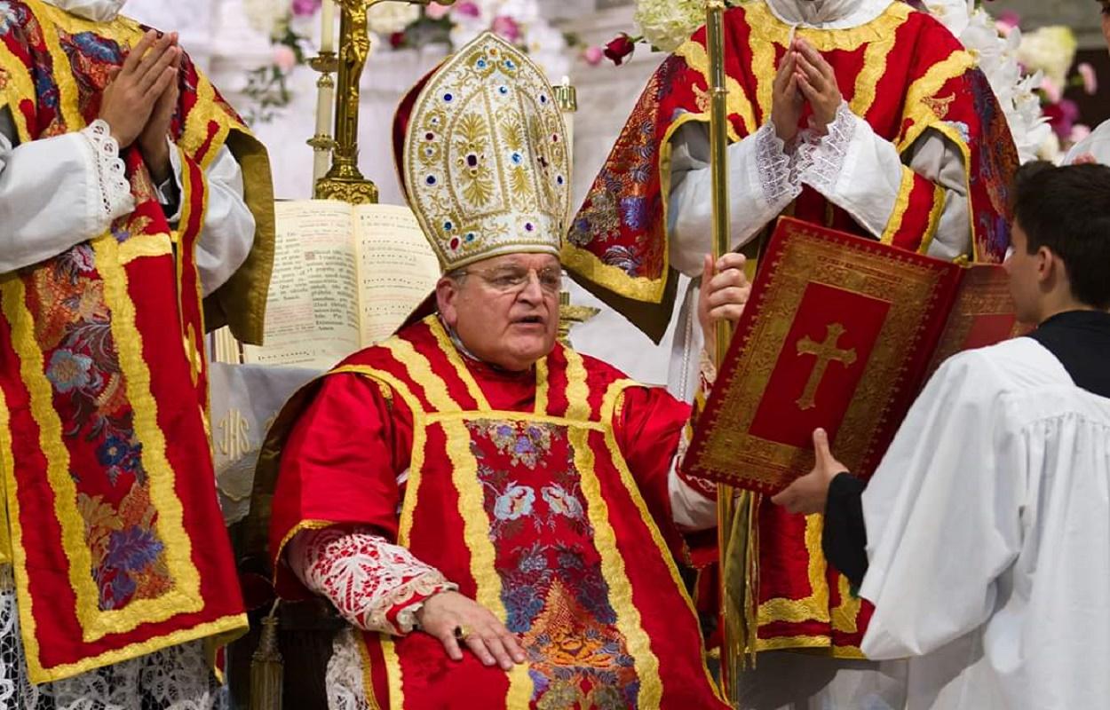 El cardenal Raymond Burke durante una ceremonia religiosa. Wikipedia