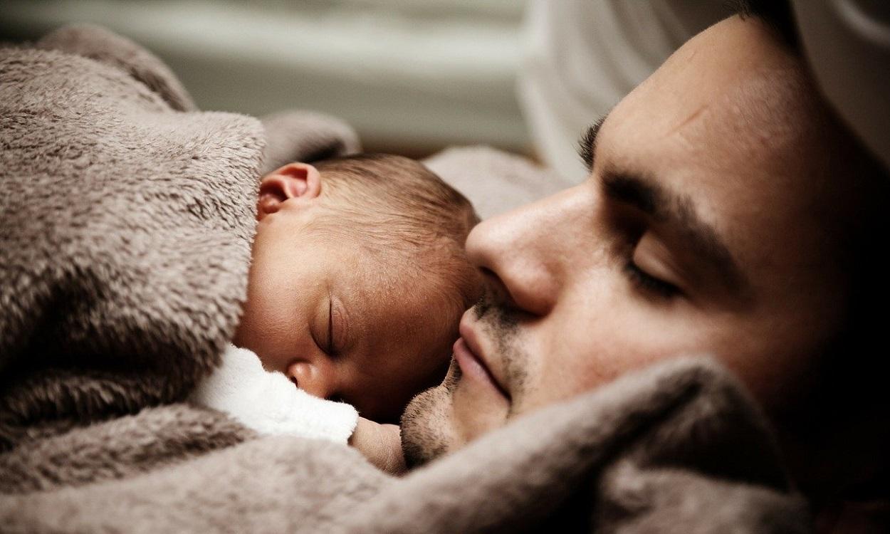 Un padre cuida de su bebé. Pixabay