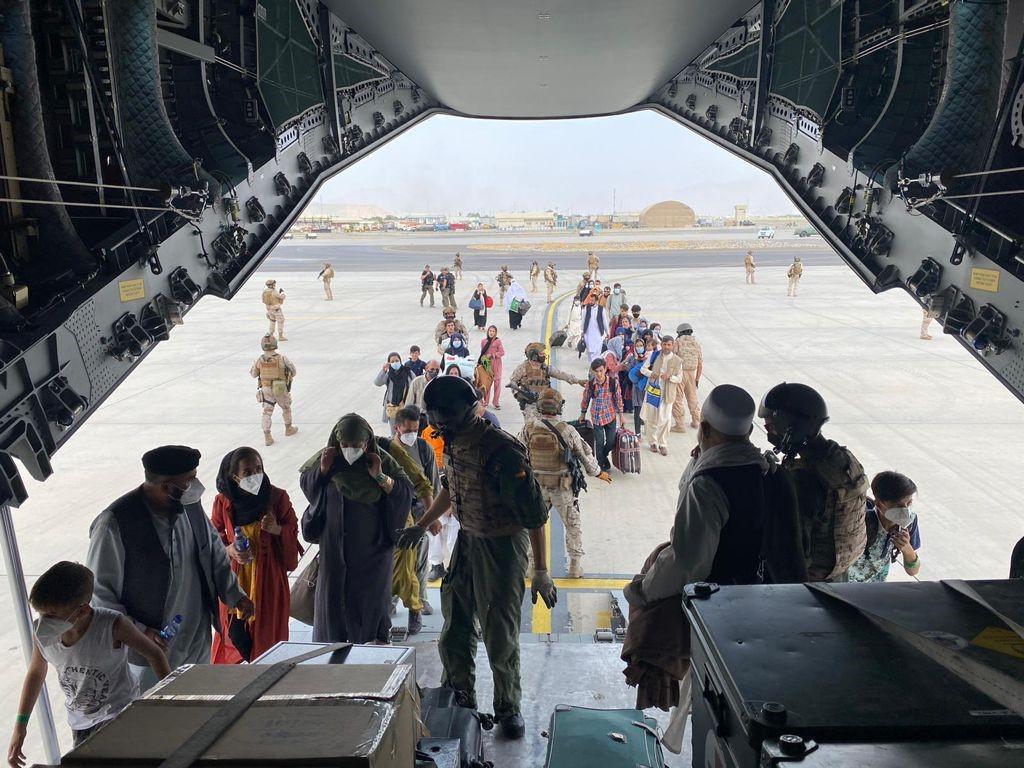 Grupo de repatriados españoles sube al avión A400m enviado por el Gobierno