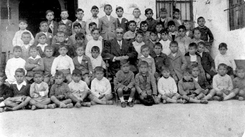 Dióscoro Galindo con un grupo escolar de Pulianas.