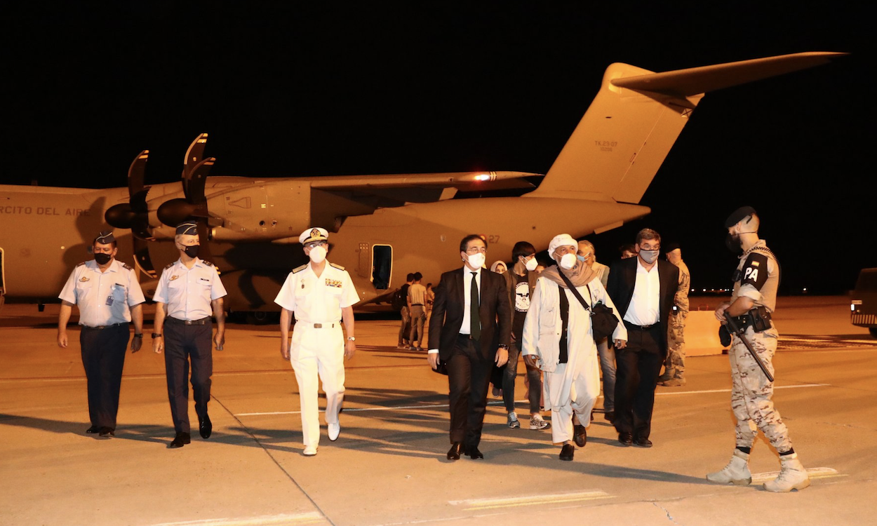 Imagen de la llegada del primer avión desde Kabul con repatriados afganos
