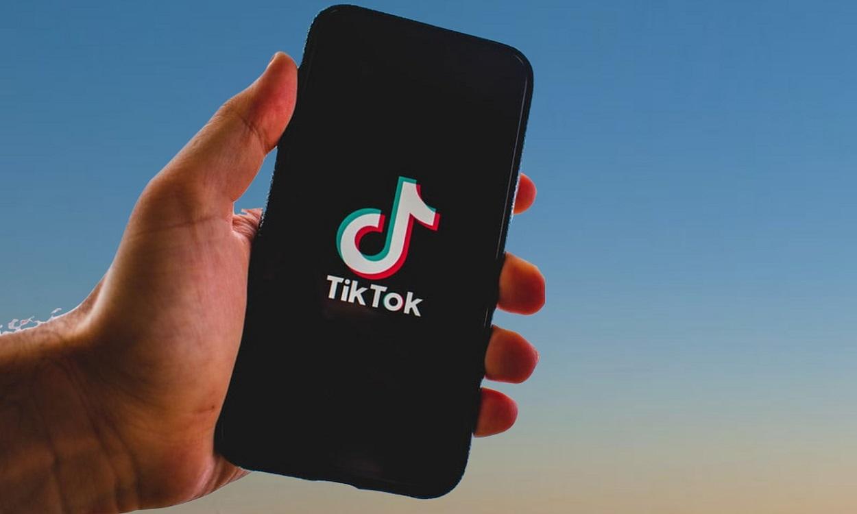 Un hombre sujeta un móvil con la aplicación de Tik Tok. Fuente: Pixabay.