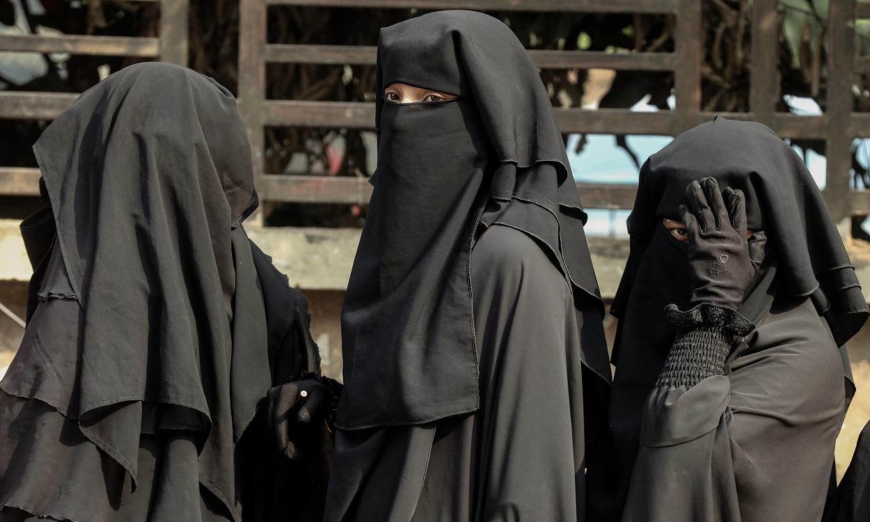 Foto de archivo de mujeres llevando un burka. Europa Press
