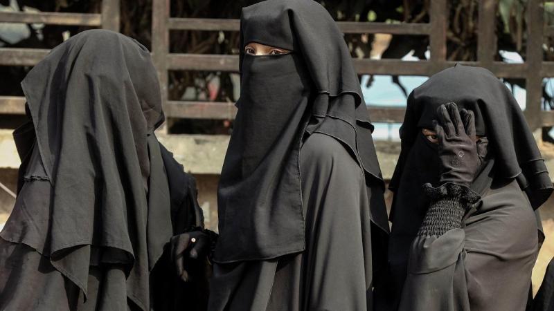 Foto de archivo de mujeres llevando un burka. Europa Press
