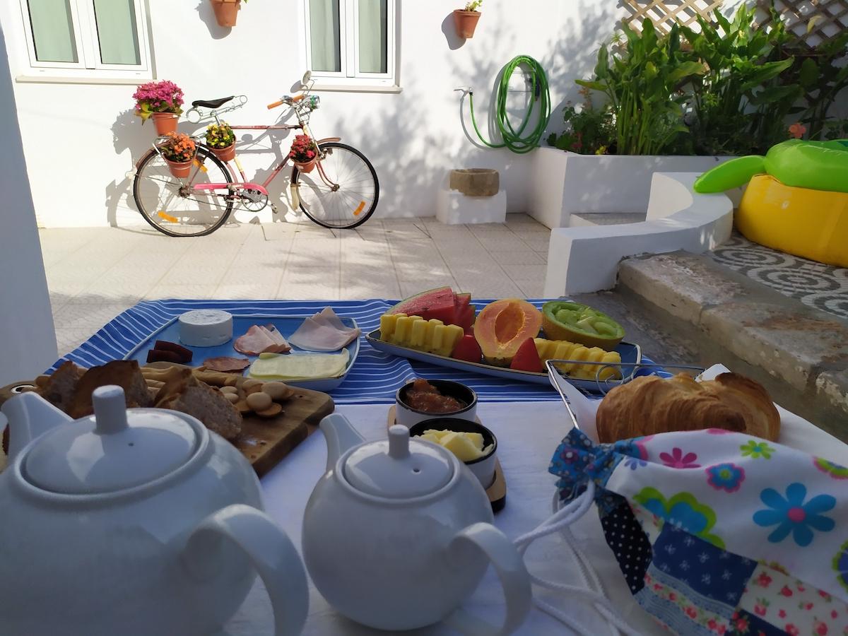 Un desayuno alentejano al que no sabemos por qué llaman Peqeno Almoço ©Leequid Magazine