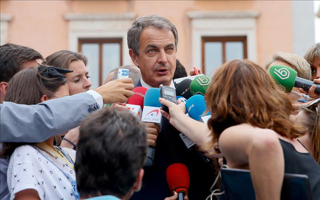 El expresidente José Luis Rodríguez Zapatero atendiendo a los periodistas