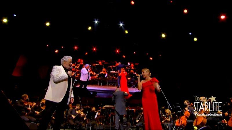 Plácido Domingo y Marta Sánchez cantando a dúo el himno de España con letra en el Festival Starlite en Marbella. Fuente Festival Starlite.