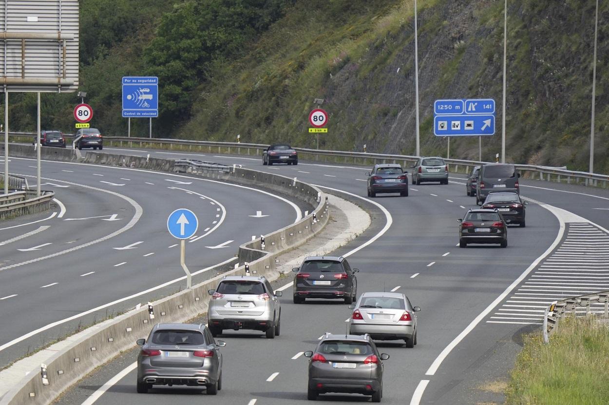 Vehículos circulando en una autopista