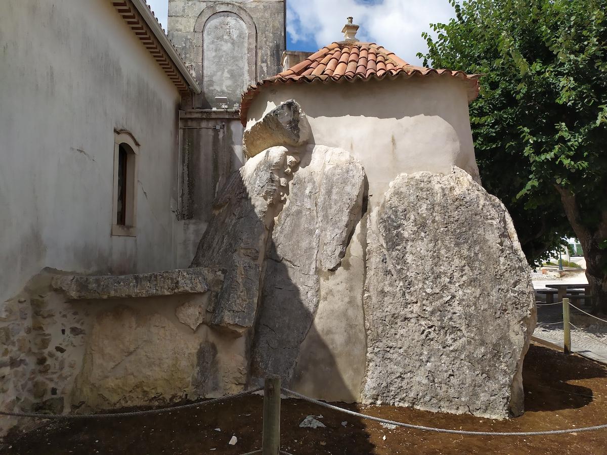 Un dolmen convertido en iglesia en Rio Maior ©Leequid Magazine