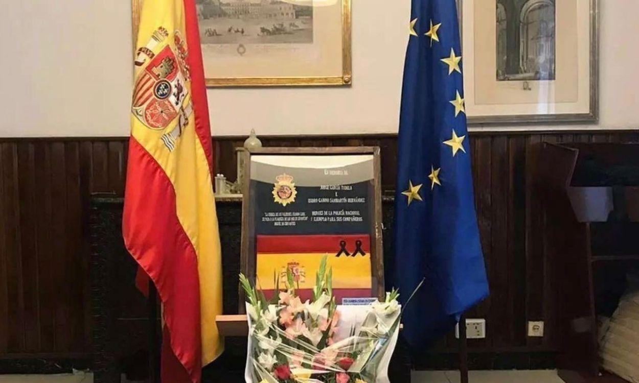 Insignia en honor a los dos agentes españoles asesinados en 2015 por los talibanes en Afganistán. Instagram.