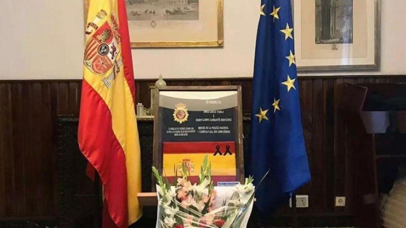 Insignia en honor a los dos agentes españoles asesinados en 2015 por los talibanes en Afganistán. Instagram.
