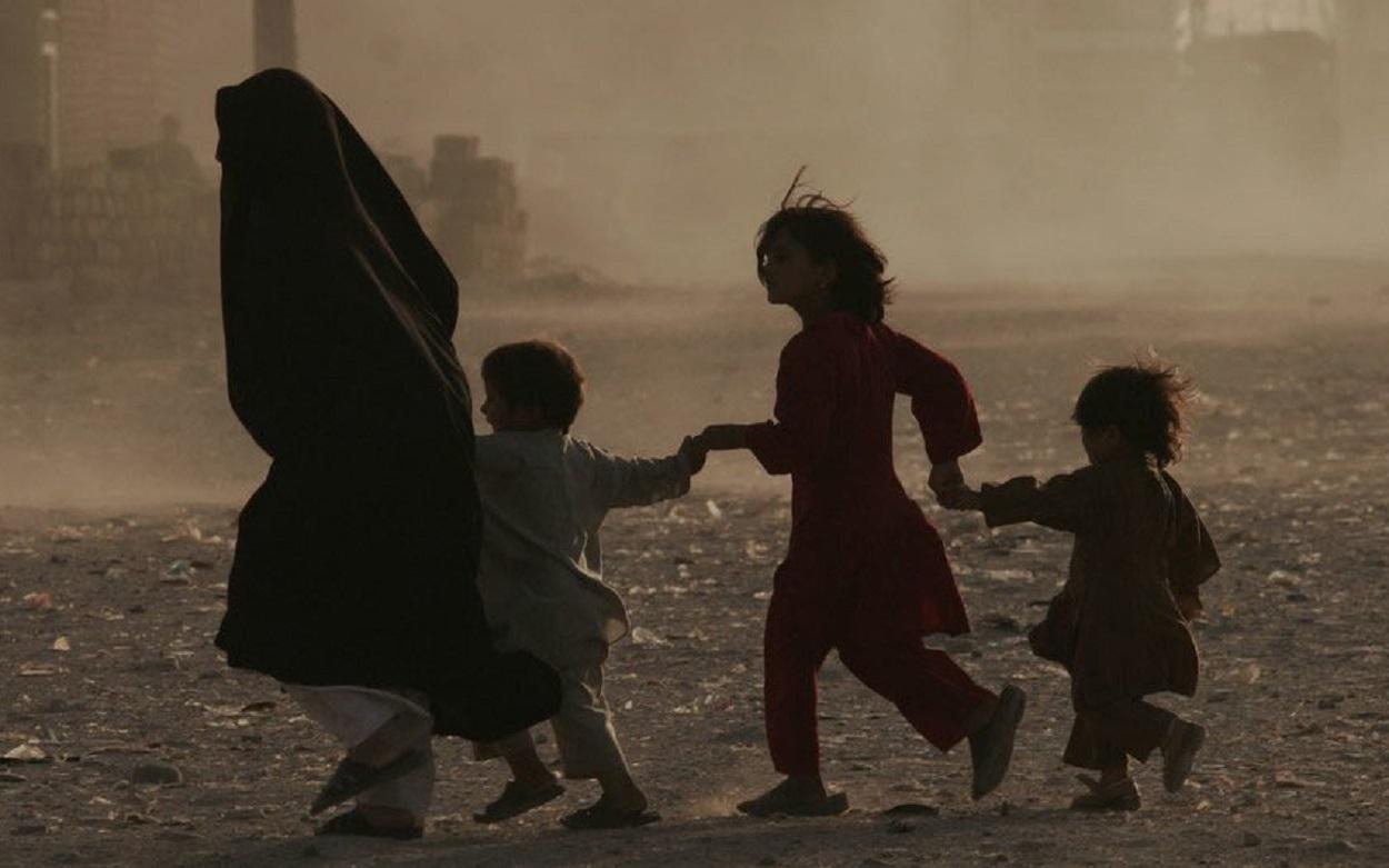 Imagen de una madre y sus hijos huyendo de Kabul, capital de Afganistán. Twitter