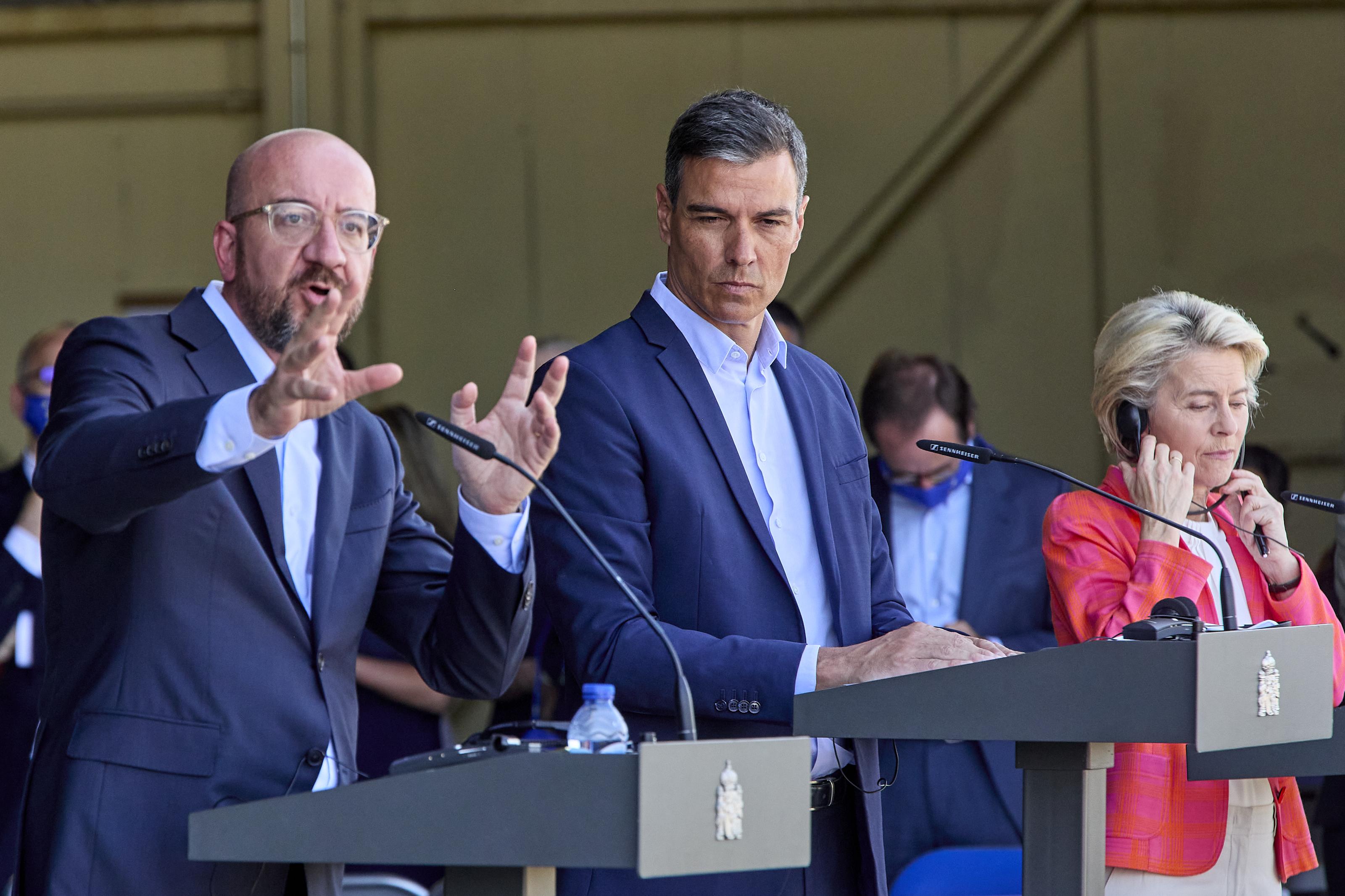  El presidente del Consejo Europeo, Charles Michel; el presidente del Gobierno, Pedro Sánchez, y la presidenta de la Comisión Europea, Ursula von der Leyen, durante una rueda de prensa en su visita al dispositivo de atención y acogida de ciudadanos europe