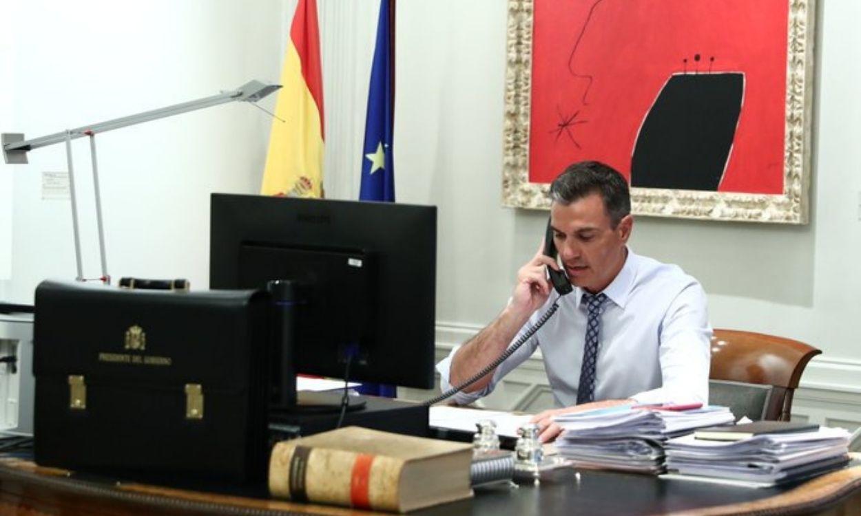 Pedro Sánchez durante la conversación mantenida con Joe Biden sobre la situación de Afganistán