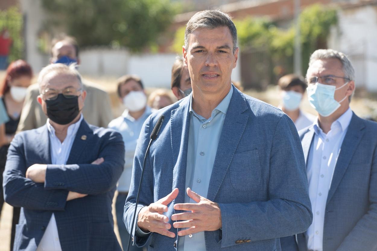 Pedro Sánchez es ovacionado durante su visita a la zona afectada por los incendios en Ávila. EP