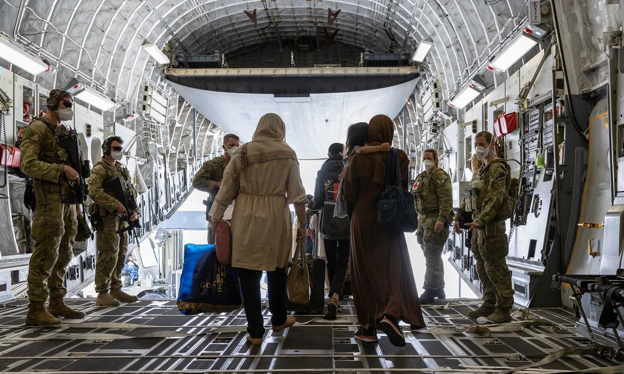 Ciudadanos afganos bajando de un avión en Australia. EP