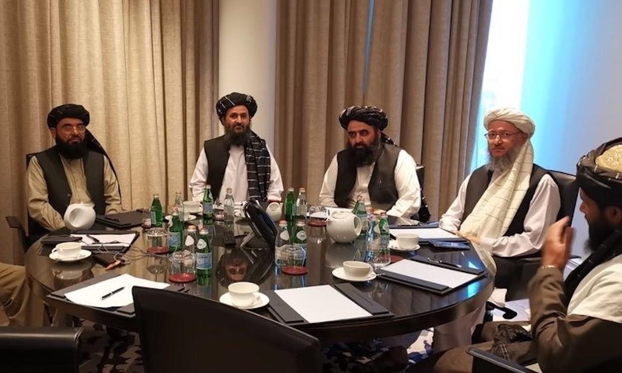 Reunión de Khalilzad con una delegación de los talibán afganos encabezada por el mulá Abdul Ghani Baradar, en Doha
